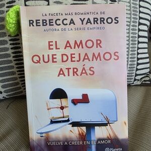 El Amor Que Dejamos Atrás Book by Rebecca Yarros